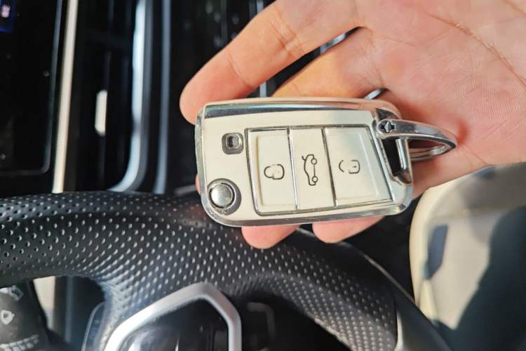 Used Volkswagen T-ROC 2024 300TSI DSG Two-Wheel-Drive Chen Guang Edition Vehicle Key