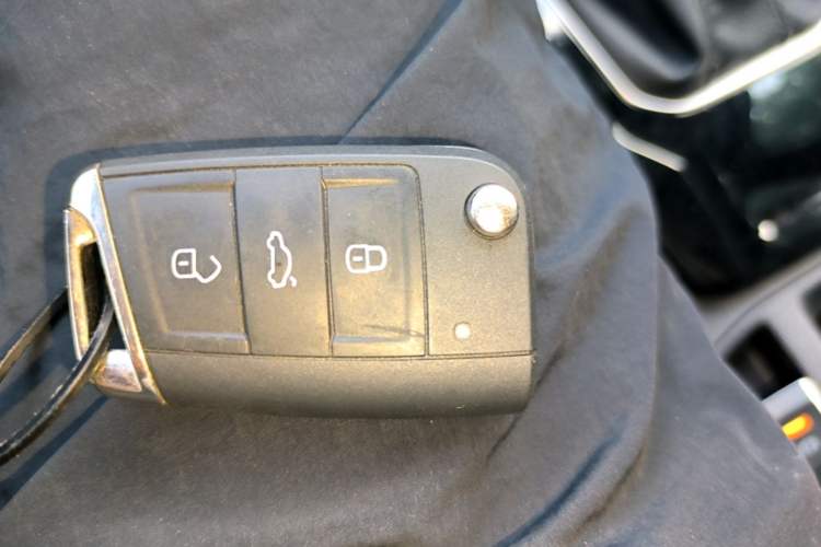 Used Volkswagen T-ROC 2024 300TSI DSG Two-Wheel-Drive Chen Guang Edition Vehicle Key
