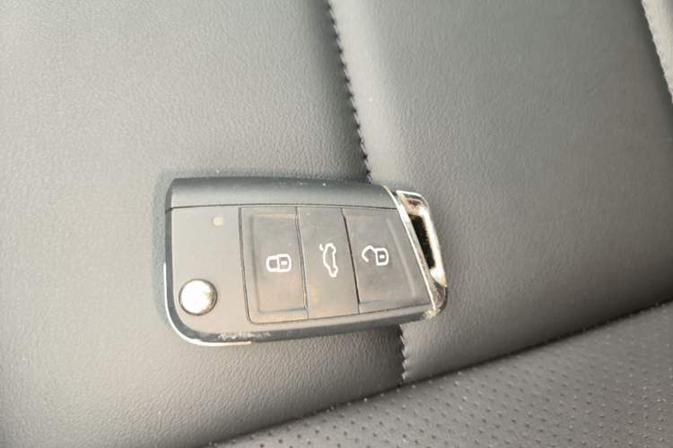 Used Volkswagen T-ROC 2024 300TSI DSG Two-Wheel-Drive Chen Guang Edition Vehicle Key