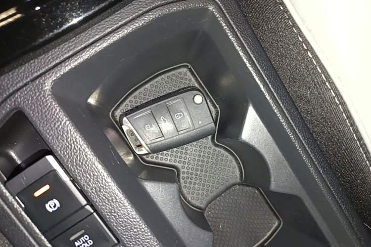 Used Volkswagen T-ROC 2024 300TSI DSG Two-Wheel-Drive Chen Guang Edition Vehicle Key