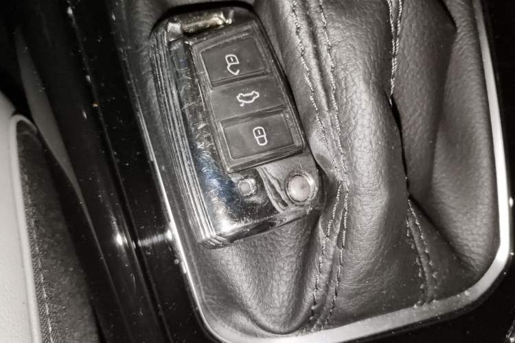 Used Volkswagen T-ROC 2024 300TSI DSG Two-Wheel-Drive Chen Guang Edition Vehicle Key