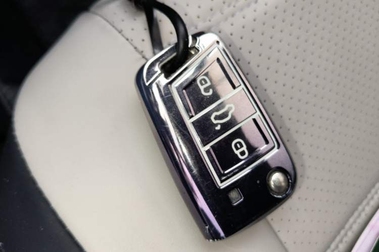 Used Volkswagen T-ROC 2024 300TSI DSG Two-Wheel-Drive Chen Guang Edition Vehicle Key