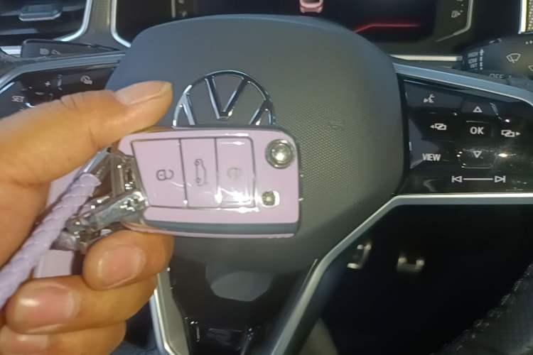 Used Volkswagen T-ROC 2024 300TSI DSG Two-Wheel-Drive Chen Guang Edition Vehicle Key