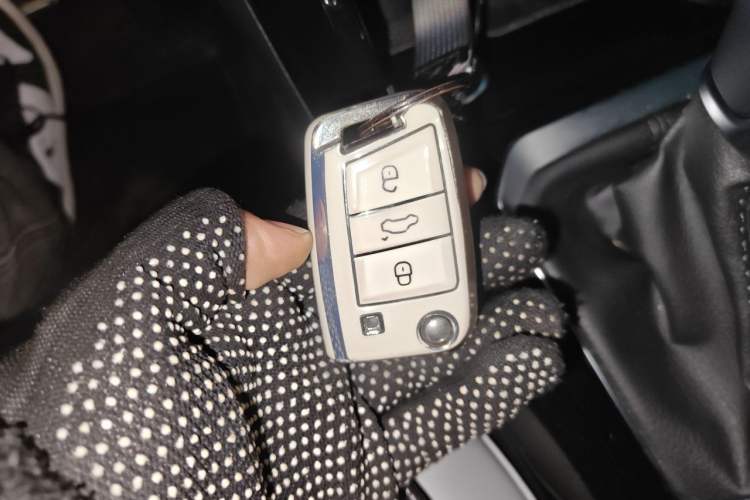 Used Volkswagen T-ROC 2024 300TSI DSG Two-Wheel-Drive Chen Guang Edition Vehicle Key