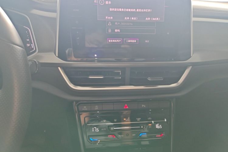 Used Volkswagen T-ROC 2025 Facelifted 300TSI DSG Two-Wheel-Drive Chen Guang Edition Audio And AC Panel