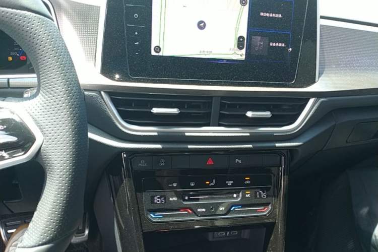 Used Volkswagen T-ROC 2025 300TSI DSG Two-Wheel Drive Chen Guang Edition Audio And AC Panel