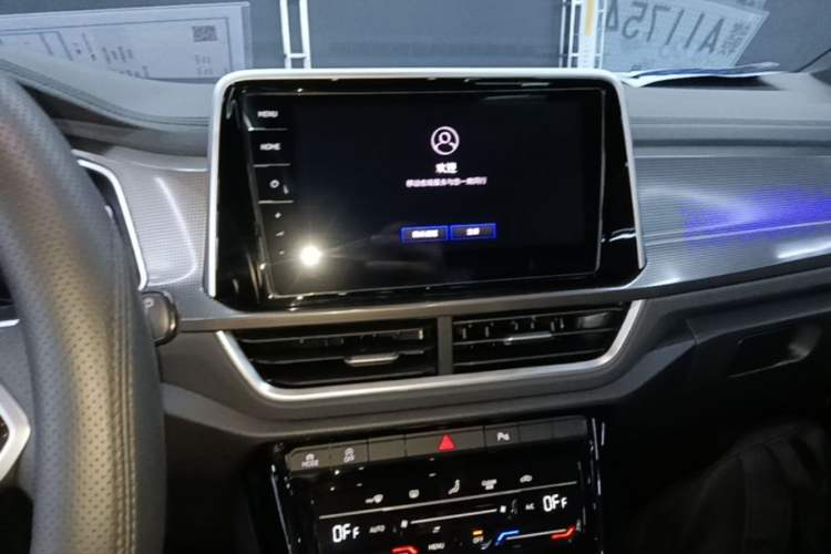 Used Volkswagen T-ROC 2025 Facelift Model 2 300TSI DSG Two-Wheel Drive Chenguang Edition Audio And AC Panel