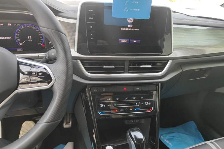 Used Volkswagen T-ROC 2025 300TSI DSG Two-Wheel Drive Chen Guang Edition Audio And AC Panel