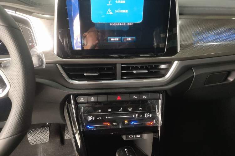 Used Volkswagen T-ROC 2025 Facelift Model 2 300TSI DSG Two-Wheel Drive Xingguang Edition Audio And AC Panel