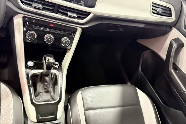 Used Volkswagen T-ROC 2025 280TSI DSG Two-Wheel Drive Time Edition Audio And AC Panel