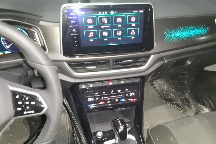 Used Volkswagen T-ROC 2025 300TSI DSG Two-Wheel Drive Chen Guang Edition Audio And AC Panel