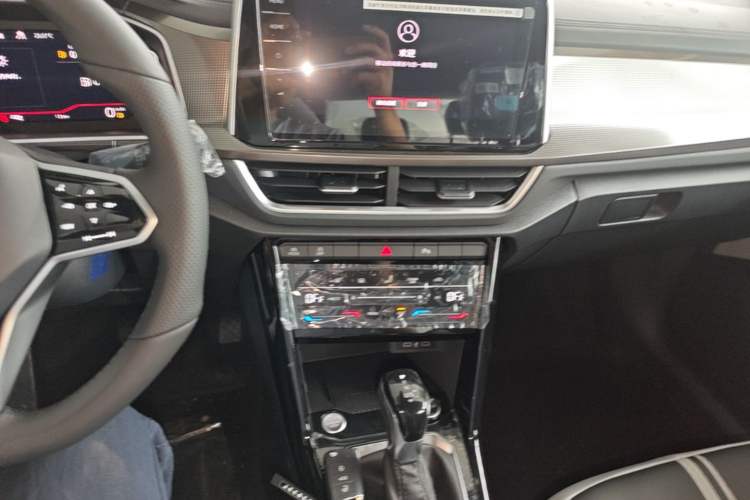 Used Volkswagen T-ROC 2025 Facelift Model 2 300TSI DSG Two-Wheel Drive Chenguang Edition Audio And AC Panel