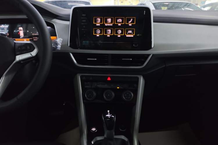 Used Volkswagen T-ROC 2025 Facelift Model 2 280TSI DSG Two-Wheel Drive Shiguang Edition Audio And AC Panel