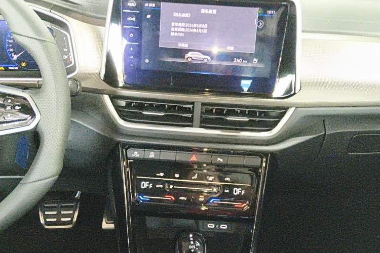 Used Volkswagen T-ROC 2025 Facelifted 300TSI DSG Two-Wheel-Drive Chen Guang Edition Audio And AC Panel
