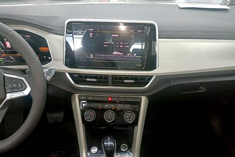 Used Volkswagen T-ROC 2025 Facelift Model 2 280TSI DSG Two-Wheel Drive Shiguang Edition Audio And AC Panel