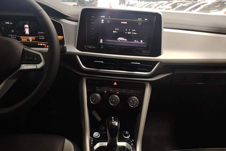 Used Volkswagen T-ROC 2025 Facelift Model 2 280TSI DSG Two-Wheel Drive Shiguang Edition Audio And AC Panel