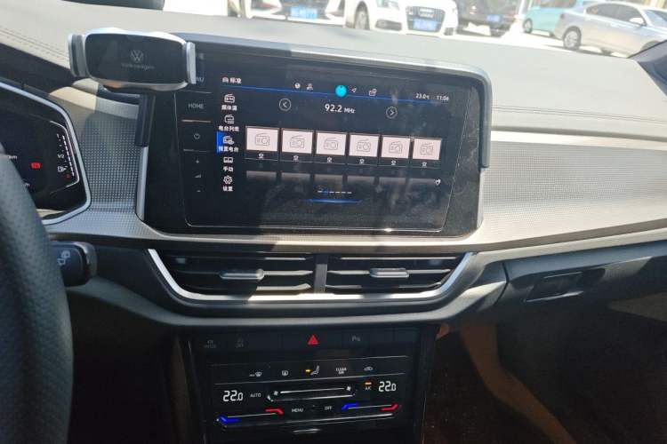 Used Volkswagen T-ROC 2025 300TSI DSG Two-Wheel Drive Chen Guang Edition Audio And AC Panel