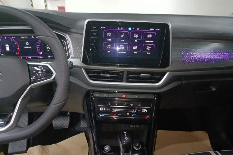 Used Volkswagen T-ROC 2025 Facelift Model 2 300TSI DSG Two-Wheel Drive Chenguang Edition Audio And AC Panel