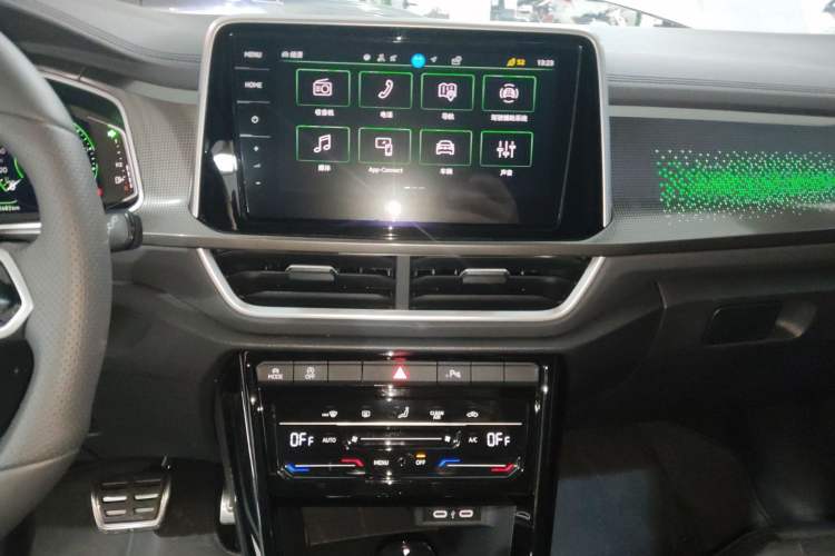 Used Volkswagen T-ROC 2025 300TSI DSG Two-Wheel Drive Chen Guang Edition Audio And AC Panel