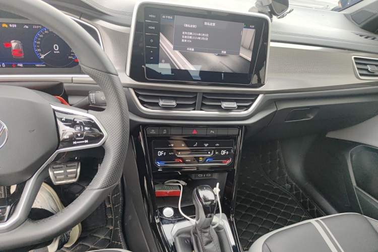 Used Volkswagen T-ROC 2025 300TSI DSG Two-Wheel Drive Chen Guang Edition Audio And AC Panel