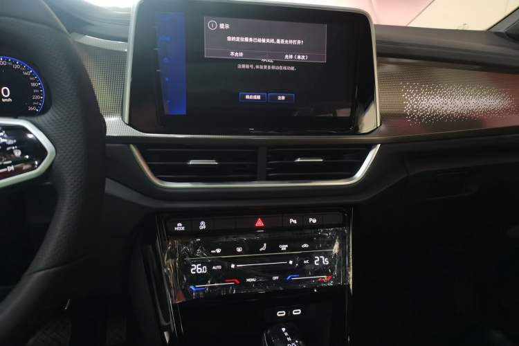 Used Volkswagen T-ROC 2025 Facelift Model 2 300TSI DSG Two-Wheel Drive Xingguang Edition Audio And AC Panel