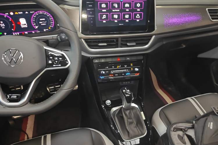 Used Volkswagen T-ROC 2025 Facelifted 300TSI DSG Two-Wheel-Drive Chen Guang Edition Audio And AC Panel