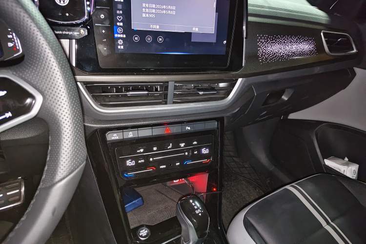 Used Volkswagen T-ROC 2025 300TSI DSG Two-Wheel Drive Chen Guang Edition Audio And AC Panel