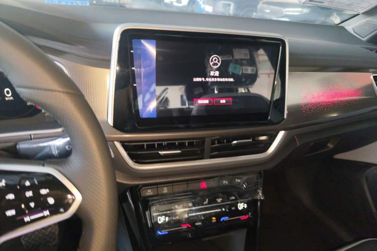 Used Volkswagen T-ROC 2025 Facelift Model 2 300TSI DSG Two-Wheel Drive Xingguang Edition Audio And AC Panel