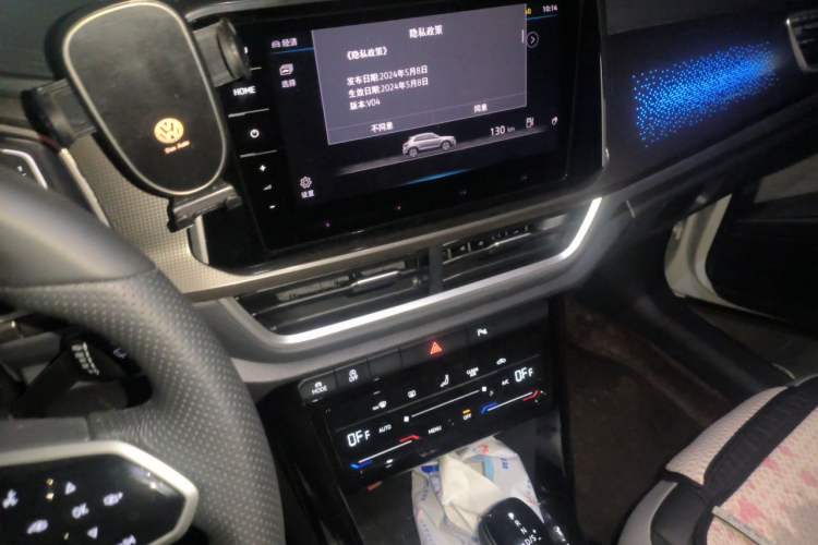 Used Volkswagen T-ROC 2025 Facelifted 300TSI DSG Two-Wheel-Drive Chen Guang Edition Audio And AC Panel