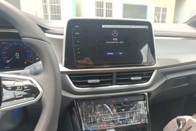 Used Volkswagen T-ROC 2025 Facelift Model 2 300TSI DSG Two-Wheel Drive Chenguang Edition Audio And AC Panel