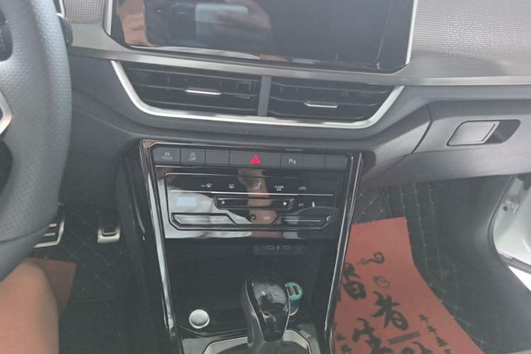 Used Volkswagen T-ROC 2025 300TSI DSG Two-Wheel Drive Chen Guang Edition Audio And AC Panel