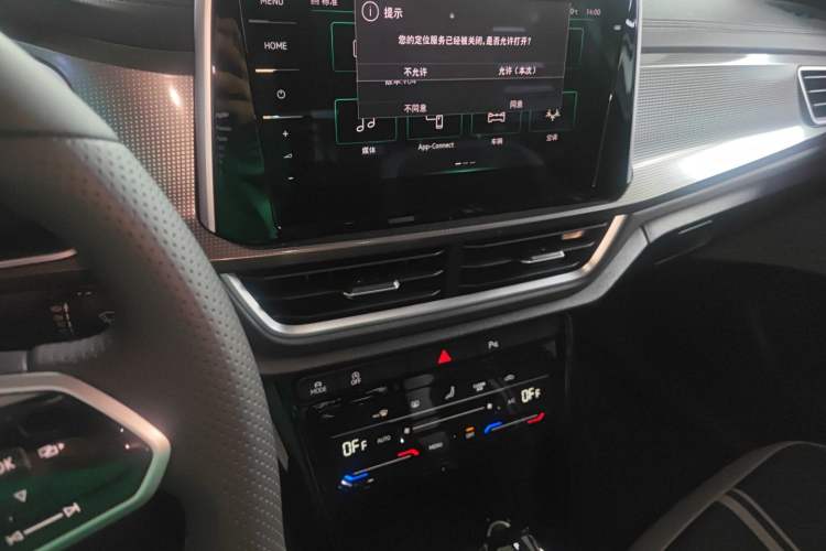 Used Volkswagen T-ROC 2025 Facelift Model 2 300TSI DSG Two-Wheel Drive Chenguang Edition Audio And AC Panel