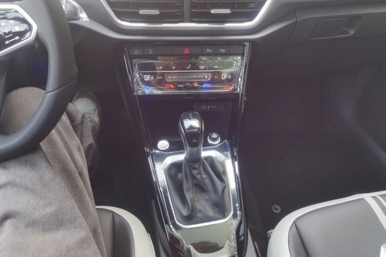 Used Volkswagen T-ROC 2025 Facelift Model 2 300TSI DSG Two-Wheel Drive Xingguang Edition Audio And AC Panel