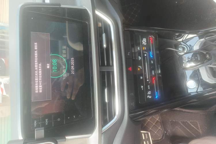 Used Volkswagen T-ROC 2025 300TSI DSG Two-Wheel Drive Chen Guang Edition Audio And AC Panel