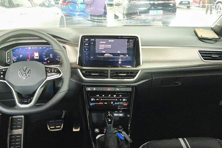 Used Volkswagen T-ROC 2025 Facelifted 300TSI DSG Two-Wheel-Drive Chen Guang Edition Center Console