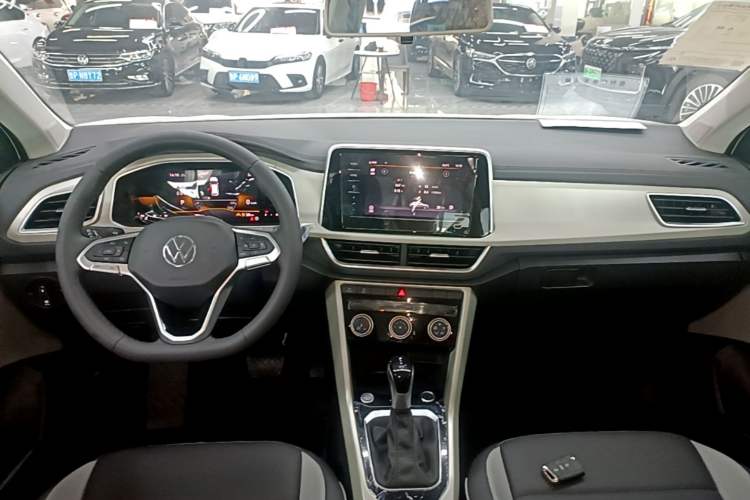 Used Volkswagen T-ROC 2025 Facelift Model 2 280TSI DSG Two-Wheel Drive Shiguang Edition Center Console