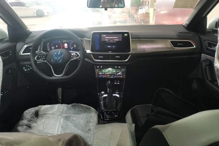 Used Volkswagen T-ROC 2025 Facelift Model 2 300TSI DSG Two-Wheel Drive Xingguang Edition Center Console