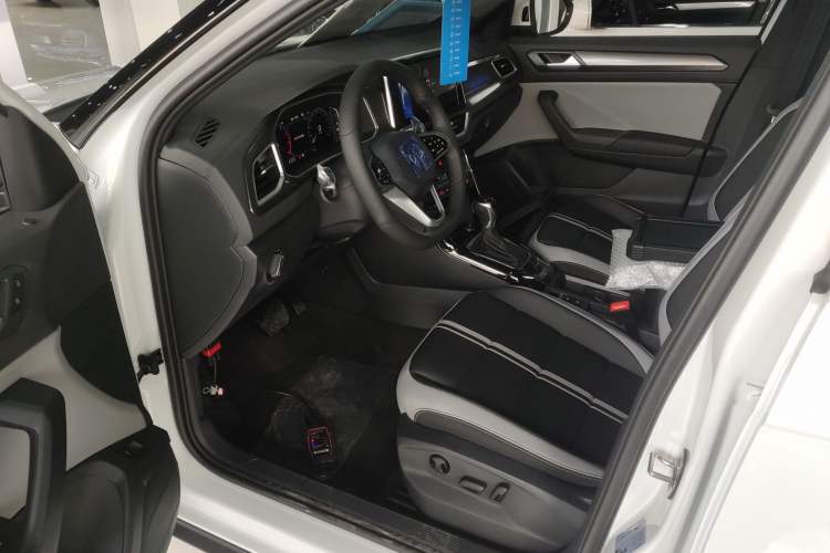 Used Volkswagen T-ROC 2025 Facelift Model 2 300TSI DSG Two-Wheel Drive Xingguang Edition Driver Seat