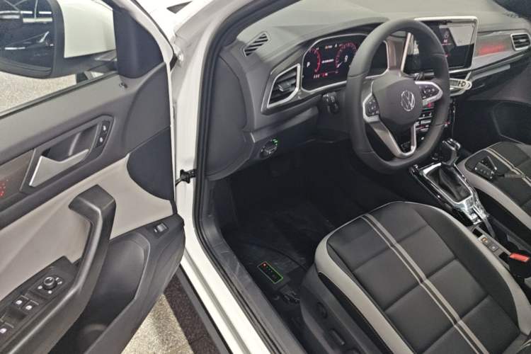 Used Volkswagen T-ROC 2025 Facelift Model 2 300TSI DSG Two-Wheel Drive Chenguang Edition Driver Seat