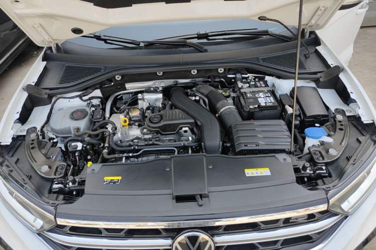 Used Volkswagen T-ROC 2025 300TSI DSG Two-Wheel Drive Chen Guang Edition Engine Bay