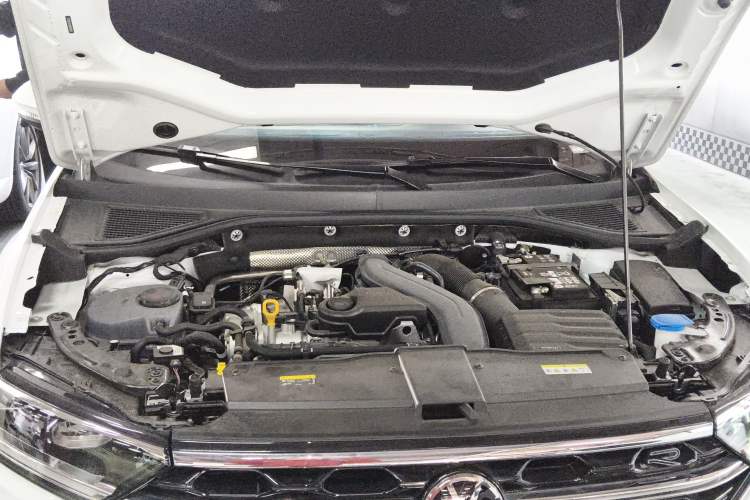 Used Volkswagen T-ROC 2025 Facelifted 300TSI DSG Two-Wheel-Drive Chen Guang Edition Engine Bay