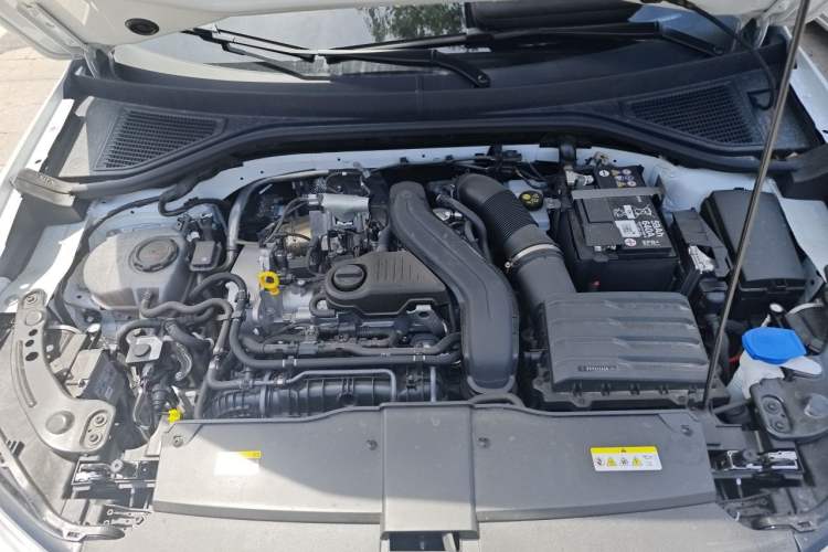 Used Volkswagen T-ROC 2025 300TSI DSG Two-Wheel Drive Chen Guang Edition Engine Bay