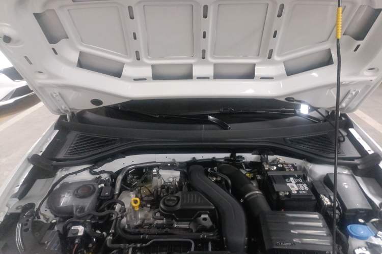 Used Volkswagen T-ROC 2025 Facelift Model 2 300TSI DSG Two-Wheel Drive Chenguang Edition Engine Bay