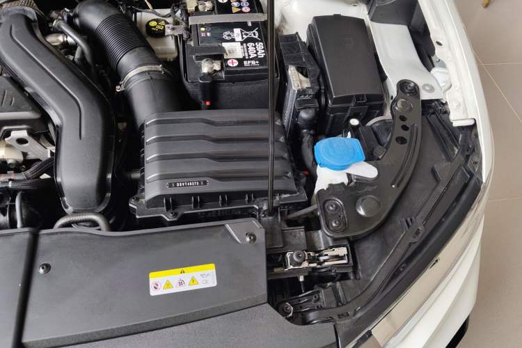 Used Volkswagen T-ROC 2025 Facelifted 300TSI DSG Two-Wheel-Drive Chen Guang Edition Engine Bay Left