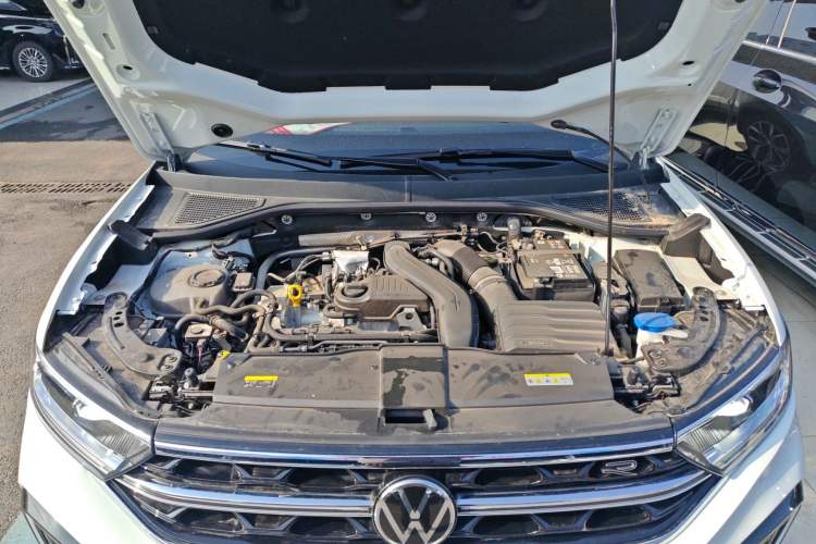 Used Volkswagen T-ROC 2025 300TSI DSG Two-Wheel Drive Chen Guang Edition Engine Bay