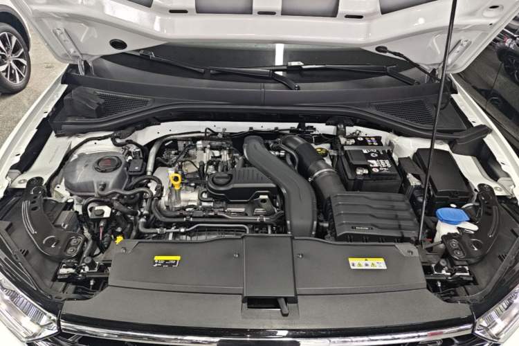 Used Volkswagen T-ROC 2025 Facelift Model 2 300TSI DSG Two-Wheel Drive Chenguang Edition Engine Bay