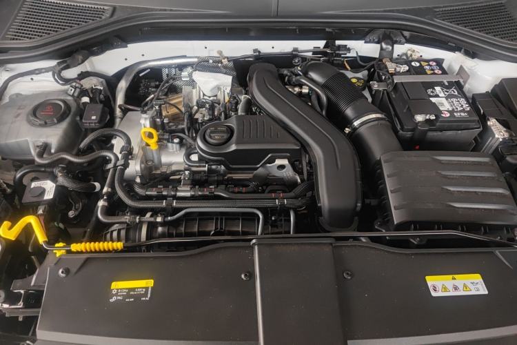 Used Volkswagen T-ROC 2025 Facelift Model 2 300TSI DSG Two-Wheel Drive Chenguang Edition Engine Bay