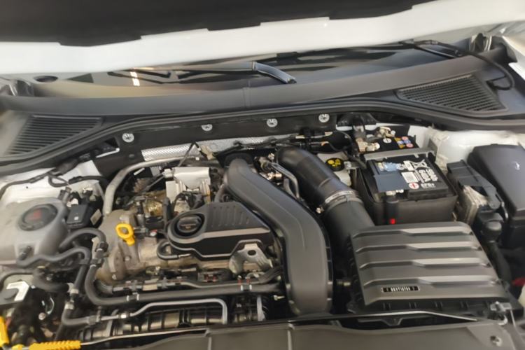 Used Volkswagen T-ROC 2025 300TSI DSG Two-Wheel Drive Chen Guang Edition Engine Bay