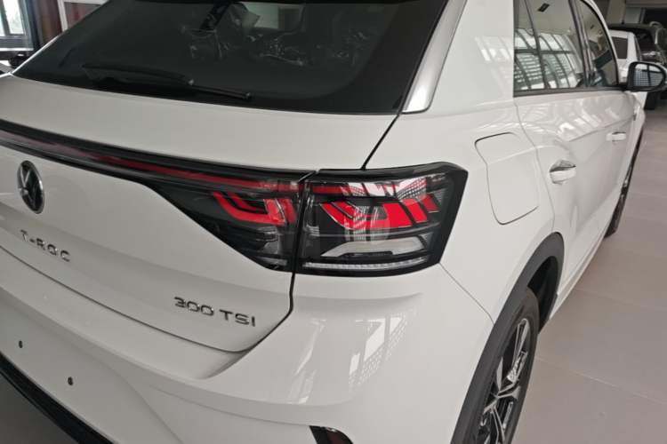 Used Volkswagen T-ROC 2025 Facelift Model 2 300TSI DSG Two-Wheel Drive Chenguang Edition Exterior 3