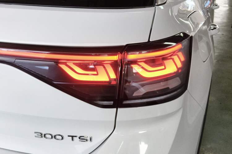 Used Volkswagen T-ROC 2025 Facelifted 300TSI DSG Two-Wheel-Drive Chen Guang Edition Exterior 3